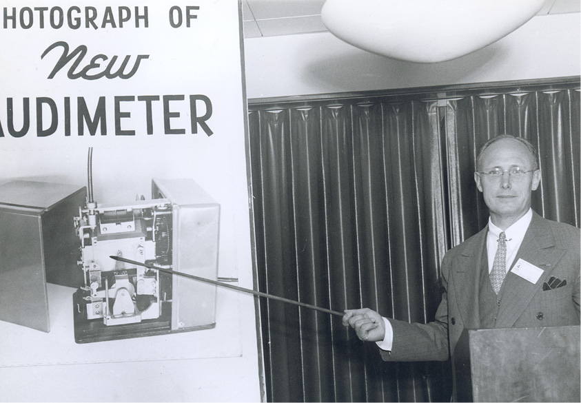 ארתור נילסן מציג את האודיומטר הנייד, 1946
